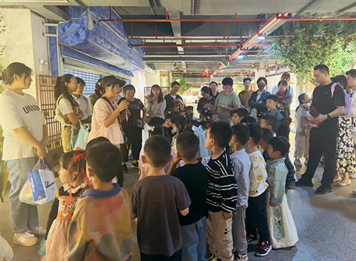 幼儿走进展览馆感受家乡发展变化.jpg 幼儿走进展览馆感受家乡发展变化.jpg