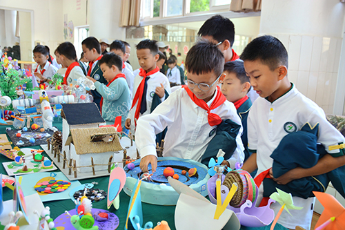 玉溪第一小学教育集团举办首届科技节.jpg 玉溪第一小学教育集团举办首届科技节.jpg
