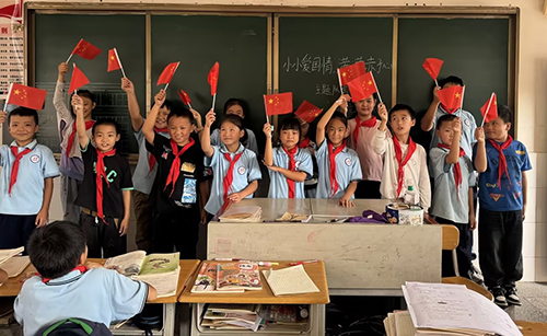 峨山县小街小学开展国庆节主题活动.jpg 峨山县小街小学开展国庆节主题活动.jpg