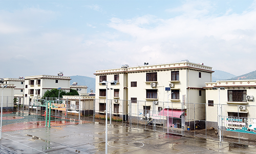 曼哈社区易地搬迁群众乐享幸福生活.jpg 曼哈社区易地搬迁群众乐享幸福生活.jpg