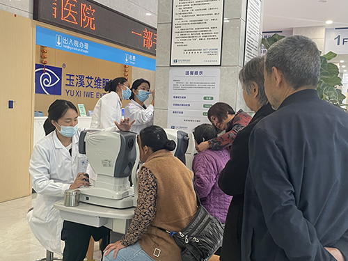 公益活动关爱老年人眼健康.jpg 公益活动关爱老年人眼健康.jpg