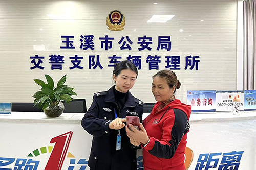 电子行驶证正式启用我市已有42936人申领.jpg 电子行驶证正式启用我市已有42936人申领.jpg