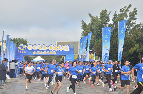 2000名跑友齐聚玉溪享受运动快乐.jpg