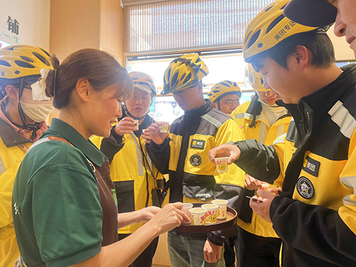 澄江为新就业群体送温暖.jpg 澄江为新就业群体送温暖.jpg