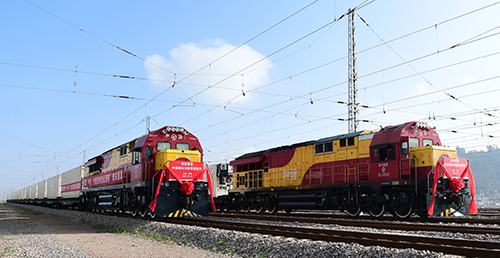 搭乘“钢铁巨龙” 奏响发展新乐章.jpg 搭乘“钢铁巨龙” 奏响发展新乐章.jpg