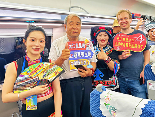 搭乘“钢铁巨龙” 奏响发展新乐章1.jpg 搭乘“钢铁巨龙” 奏响发展新乐章1.jpg