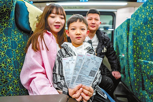 搭乘“钢铁巨龙” 奏响发展新乐章3.jpg 搭乘“钢铁巨龙” 奏响发展新乐章3.jpg