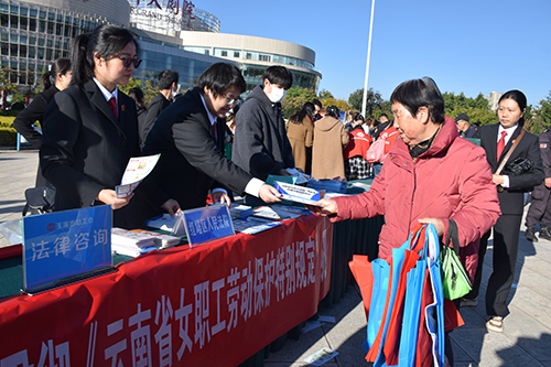 推动宪法精神融入群众日常生活.jpg 推动宪法精神融入群众日常生活.jpg