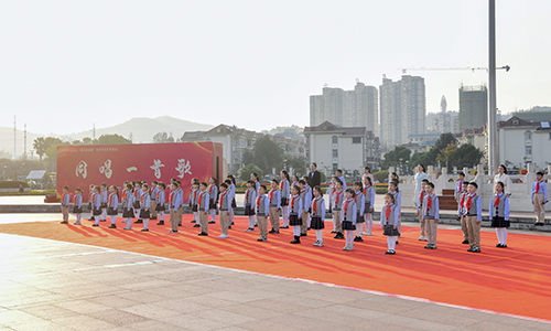 在国旗下铭记历史在国歌声中共同前进.jpg 在国旗下铭记历史在国歌声中共同前进.jpg