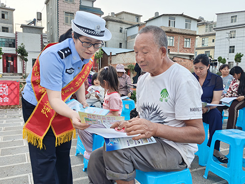 “家长夜校”走进燕窝村.jpg “家长夜校”走进燕窝村.jpg