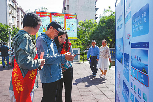 《信访工作条例》宣传活动进社区.jpg 《信访工作条例》宣传活动进社区.jpg