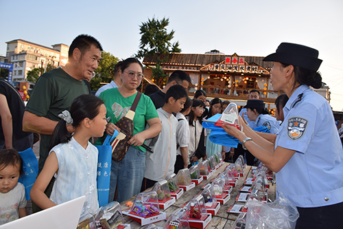 玉溪创新开展“禁毒夜市”普法宣传活动.jpg 玉溪创新开展“禁毒夜市”普法宣传活动.jpg