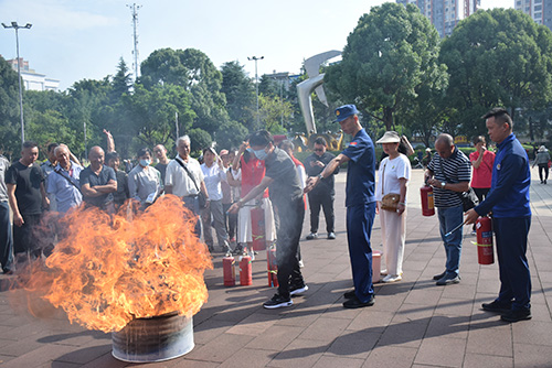 “百队千乡万场”院坝消防宣传活动进社区.jpg “百队千乡万场”院坝消防宣传活动进社区.jpg
