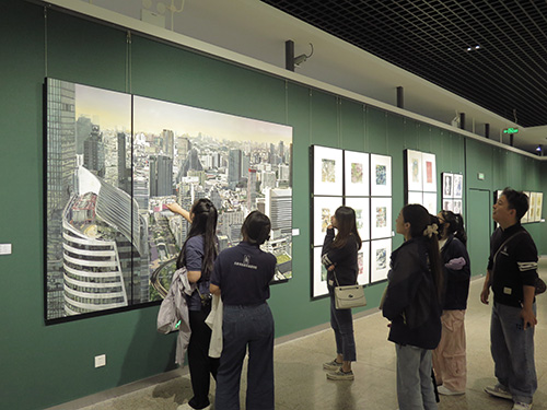 玉溪师院美术学院举办毕业生作品展.jpg 玉溪师院美术学院举办毕业生作品展.jpg