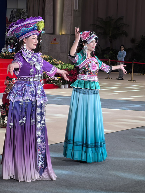玉溪民族服饰南博会上“C位”出圈1.jpg 玉溪民族服饰南博会上“C位”出圈1.jpg