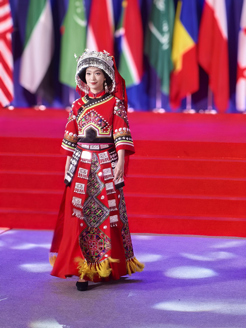 玉溪民族服饰南博会上“C位”出圈2.jpg 玉溪民族服饰南博会上“C位”出圈2.jpg