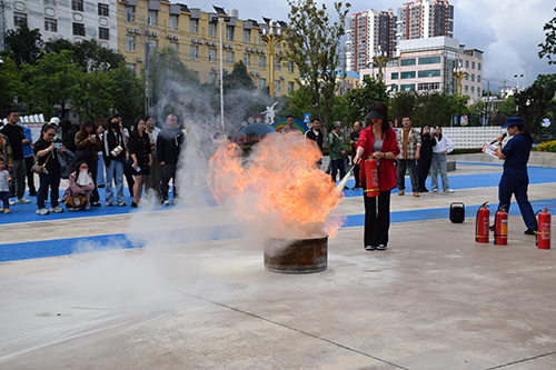 院坝消防宣传进社区 筑牢居民安全“防火墙”.jpg 院坝消防宣传进社区 筑牢居民安全“防火墙”.jpg