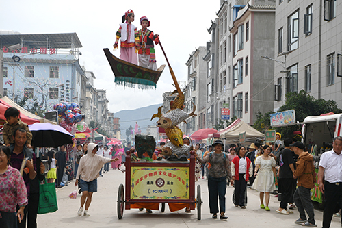 “梨花夜市”璀璨绽放激活乡村振兴新动能.jpg “梨花夜市”璀璨绽放激活乡村振兴新动能.jpg