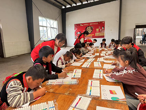 志愿服务活动点亮孩子多彩假期.jpg 志愿服务活动点亮孩子多彩假期.jpg