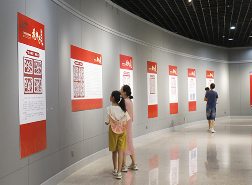 鄂州雕花剪纸展走进玉溪.jpg 鄂州雕花剪纸展走进玉溪.jpg