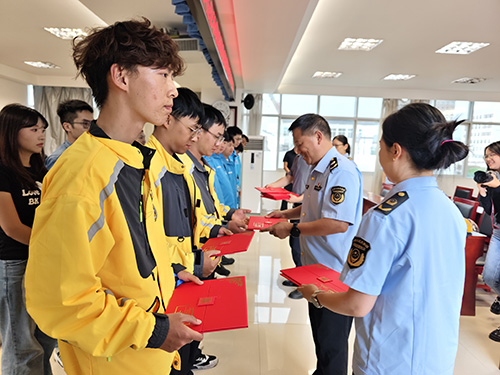 玉溪首批网络“食安哨兵”受聘上岗.jpg 玉溪首批网络“食安哨兵”受聘上岗.jpg