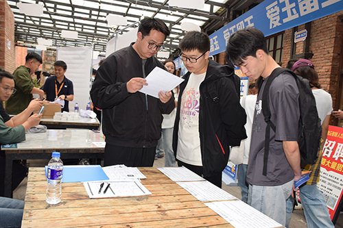 玉溪多举措护航高校毕业生“爱玉留玉”逐梦路1.jpg 玉溪多举措护航高校毕业生“爱玉留玉”逐梦路1.jpg