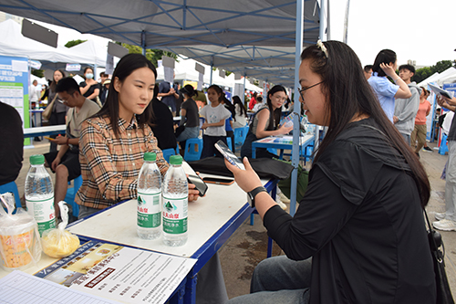 玉溪举行高校毕业生专场招聘会.jpg 玉溪举行高校毕业生专场招聘会.jpg