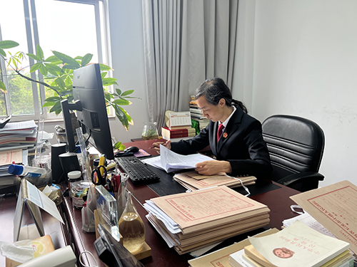 三尺法台映初心 二十余载铸公正.jpg 三尺法台映初心 二十余载铸公正.jpg