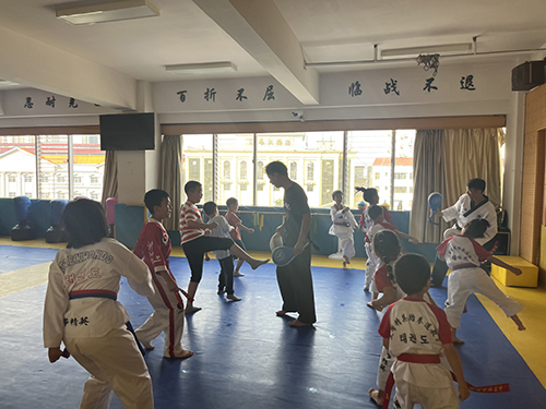 暑期兴趣班点亮孩子多彩假期.jpg 暑期兴趣班点亮孩子多彩假期.jpg