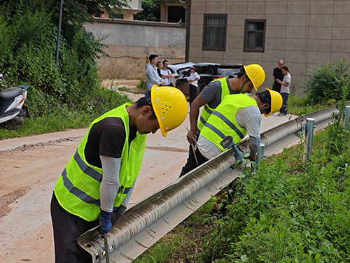 旧护栏再利用 守护村民出行路.jpg 旧护栏再利用 守护村民出行路.jpg