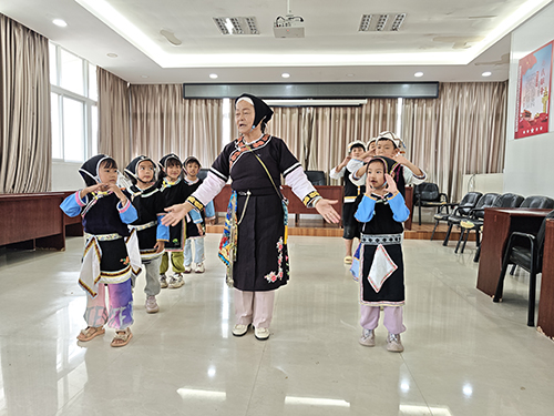 因远镇“非遗课堂”丰富孩子暑期生活.jpg 因远镇“非遗课堂”丰富孩子暑期生活.jpg