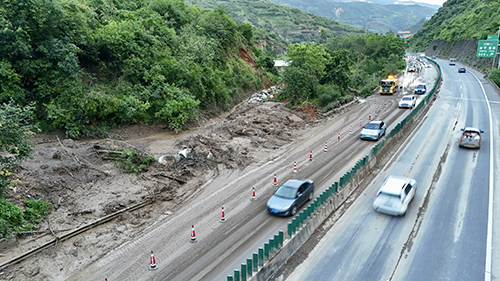 强降雨致部分道路交通中断多部门联动抢险保通.jpg 强降雨致部分道路交通中断多部门联动抢险保通.jpg