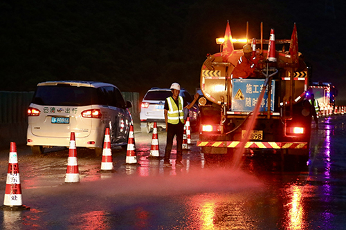 强降雨致部分道路交通中断多部门联动抢险保通1.jpg 强降雨致部分道路交通中断多部门联动抢险保通1.jpg