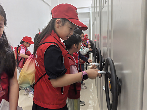 小记者探馆学史传文脉.jpg 小记者探馆学史传文脉.jpg