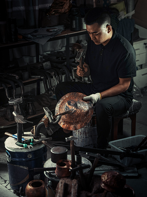 江川00后小伙让手工铜器“潮”起来1.jpg 江川00后小伙让手工铜器“潮”起来1.jpg