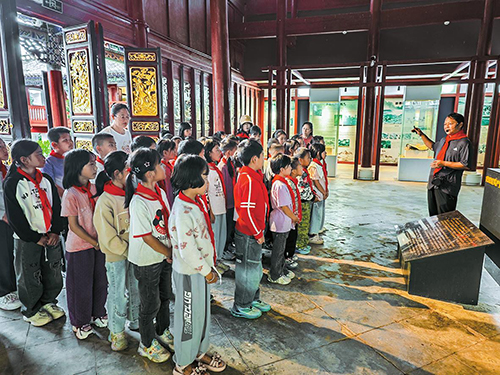 咪哩中心小学开展“开学第一课”红色教育活动.jpg 咪哩中心小学开展“开学第一课”红色教育活动.jpg