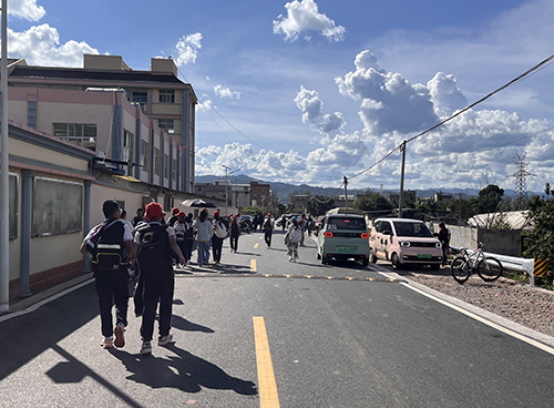 玉溪第十二中学门口路段修缮完工通车.jpg 玉溪第十二中学门口路段修缮完工通车.jpg
