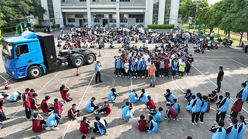 交通安全实景课筑牢学生安全防线.jpg 交通安全实景课筑牢学生安全防线.jpg