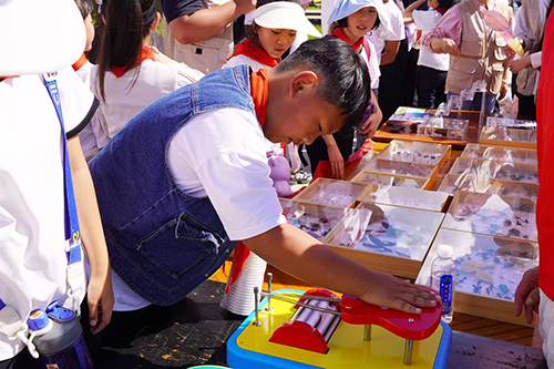 稻田变“课堂” 科普活动玩出新花样.jpg