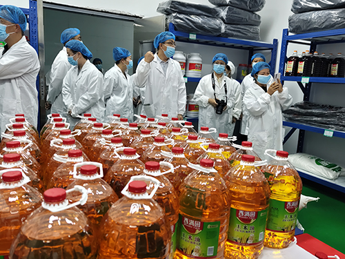 我市开展校园配餐服务企业培训暨家长参观活动.jpg 我市开展校园配餐服务企业培训暨家长参观活动.jpg