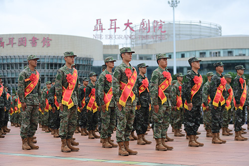我市举行2025年下半年新兵欢送仪式.jpg 我市举行2025年下半年新兵欢送仪式.jpg
