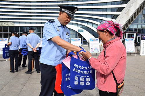 玉溪多部门联合开展国家网络安全宣传周活动.jpg 玉溪多部门联合开展国家网络安全宣传周活动.jpg