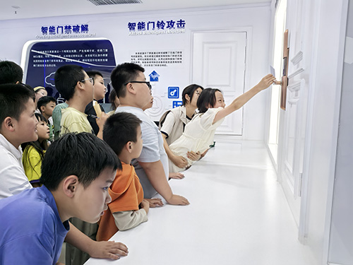 30余个家庭同上网络安全课.jpg 30余个家庭同上网络安全课.jpg