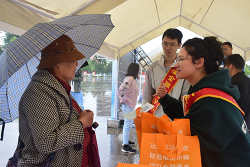 我市多部门联合开展2025年诚信宣传教育活动.jpg 我市多部门联合开展2025年诚信宣传教育活动.jpg