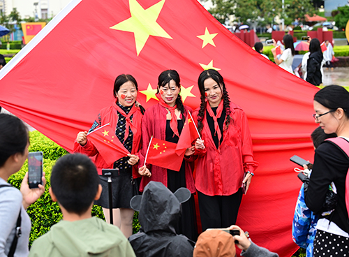 玉溪举行“同升国旗·同唱国歌”活动1.jpg 玉溪举行“同升国旗·同唱国歌”活动1.jpg