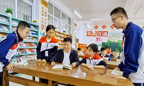 一颗丹心育桃李——记易门县方屯中学党总支副书记、校长杨培荣